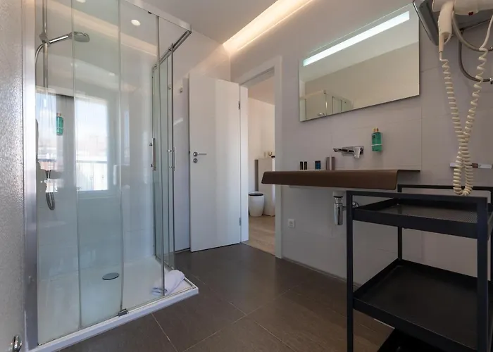 Πανσιόν Luxury Skyfall