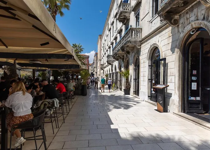 Luxury Skyfall Πανσιόν 4*